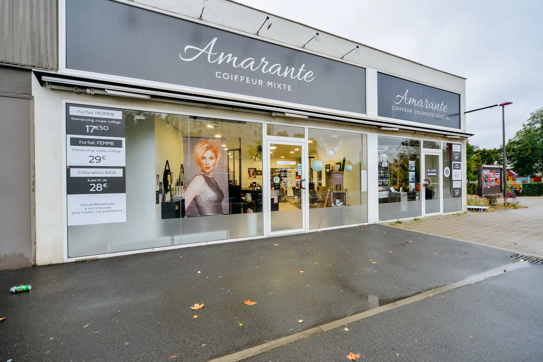 La devanture d’Amarante, rue de Laigné, avec ses deux enseignes ardoise : coiffeur mixte, coiffeur coloriste végétal